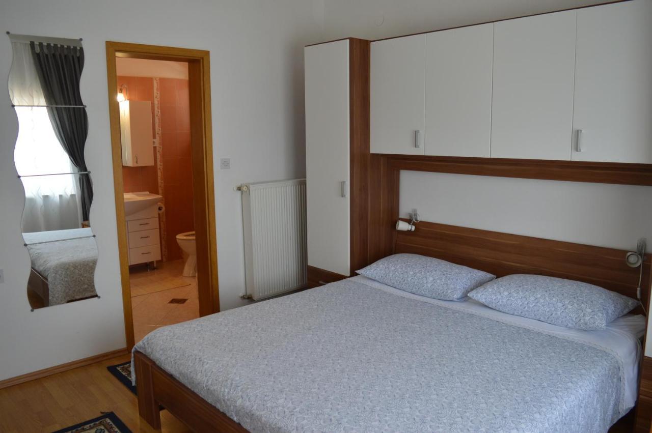 Rooms & Apartments Kvasic Krk Town Extérieur photo