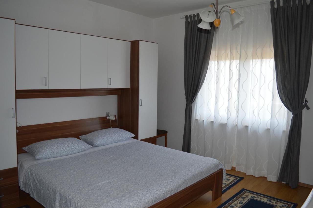 Rooms & Apartments Kvasic Krk Town Extérieur photo