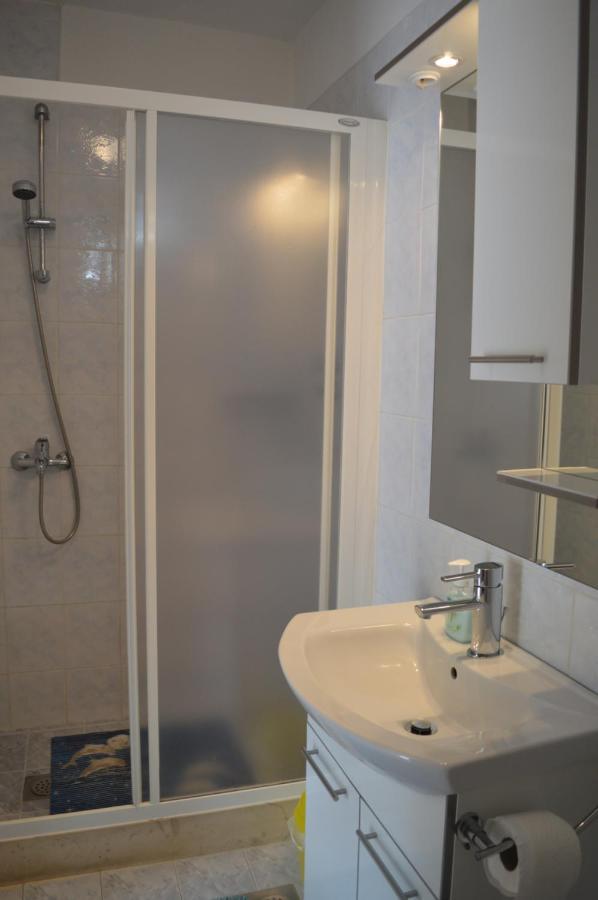 Rooms & Apartments Kvasic Krk Town Extérieur photo