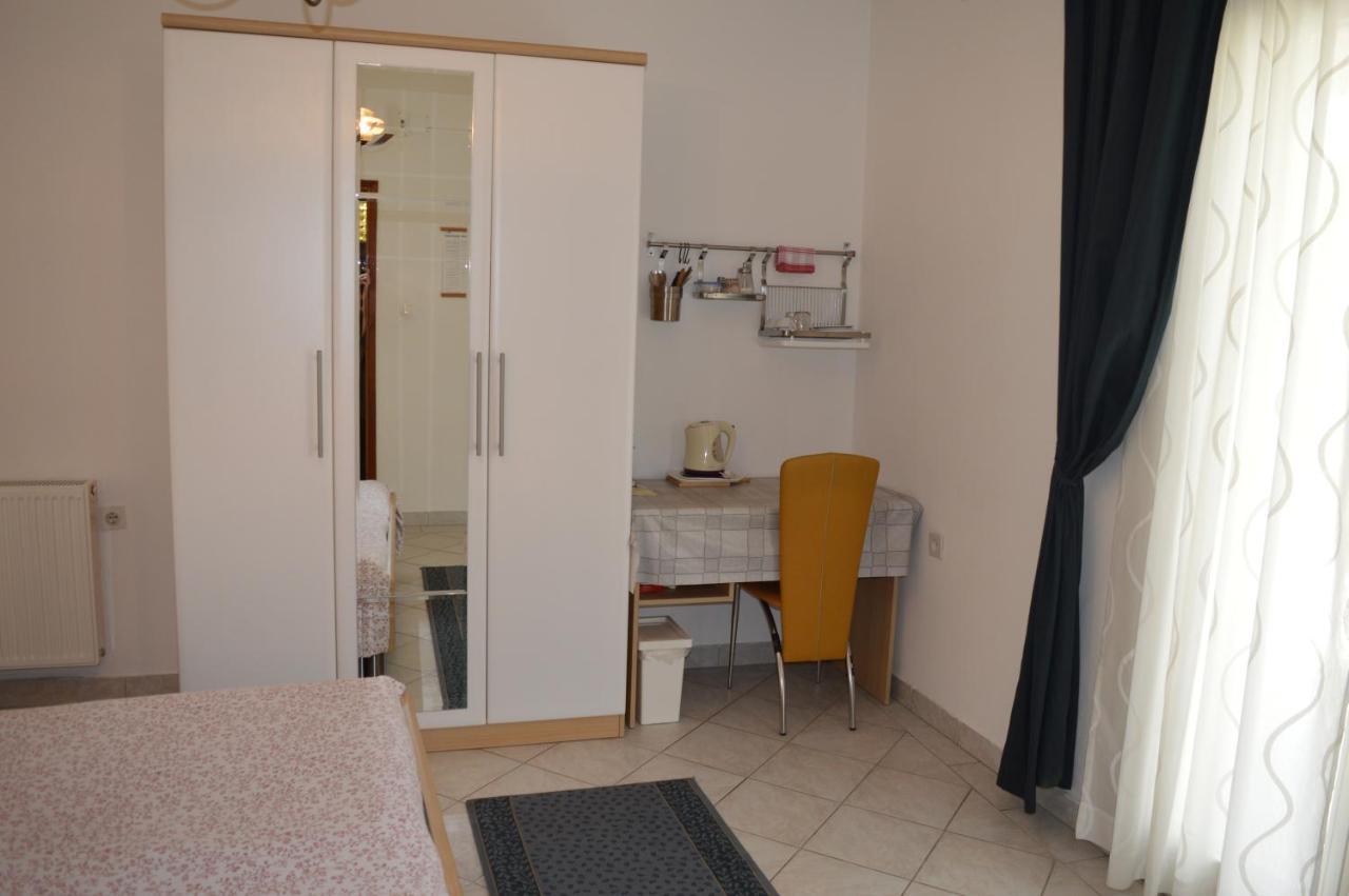 Rooms & Apartments Kvasic Krk Town Extérieur photo