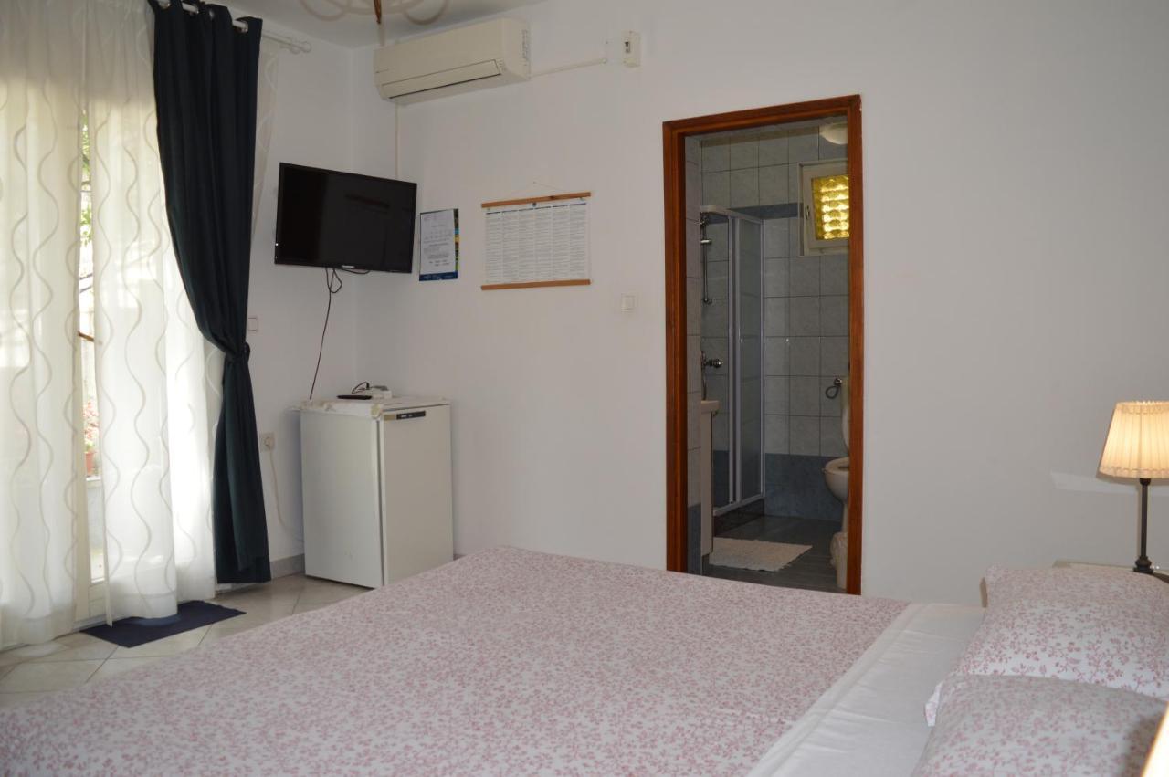 Rooms & Apartments Kvasic Krk Town Extérieur photo