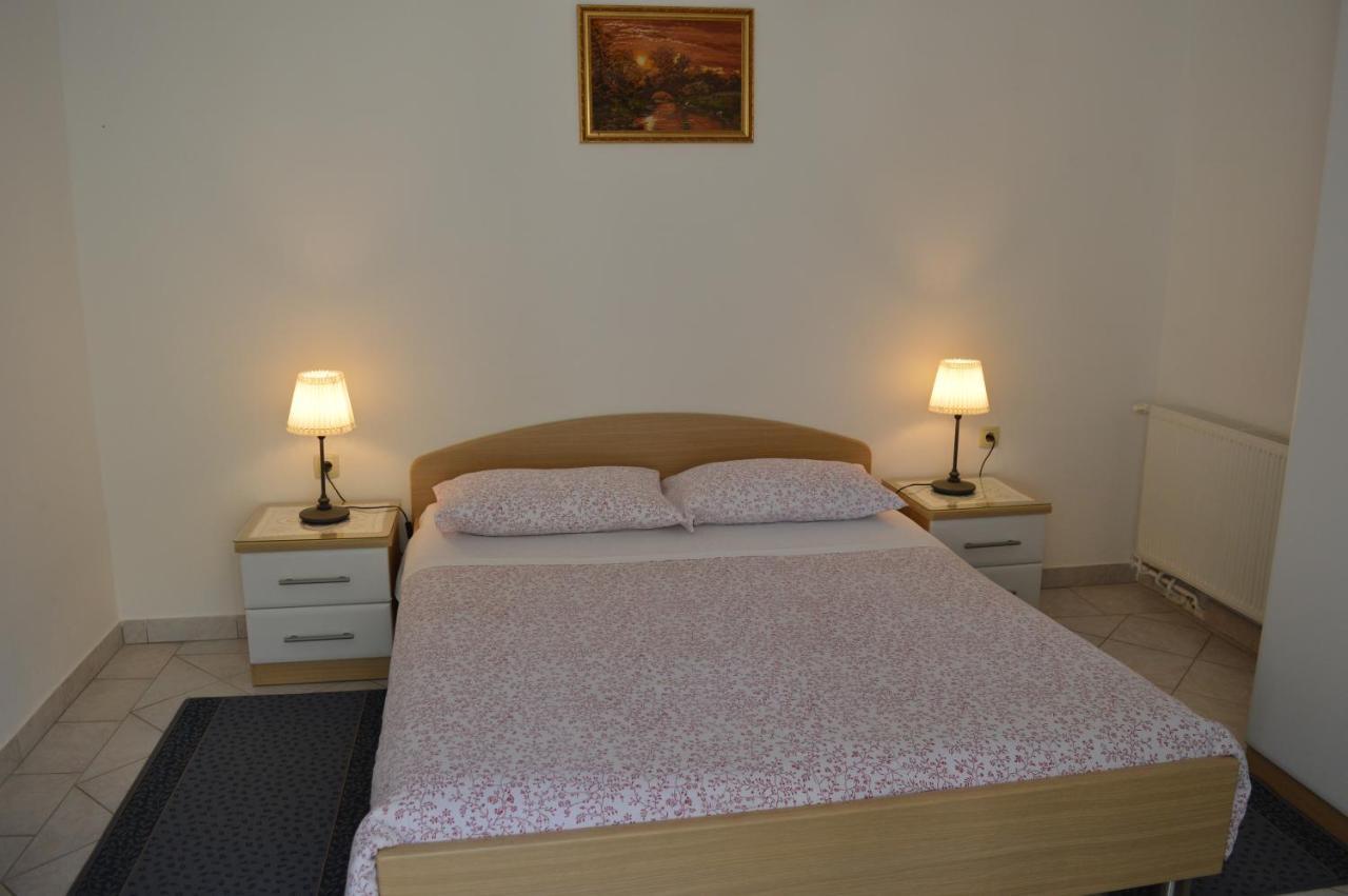 Rooms & Apartments Kvasic Krk Town Extérieur photo