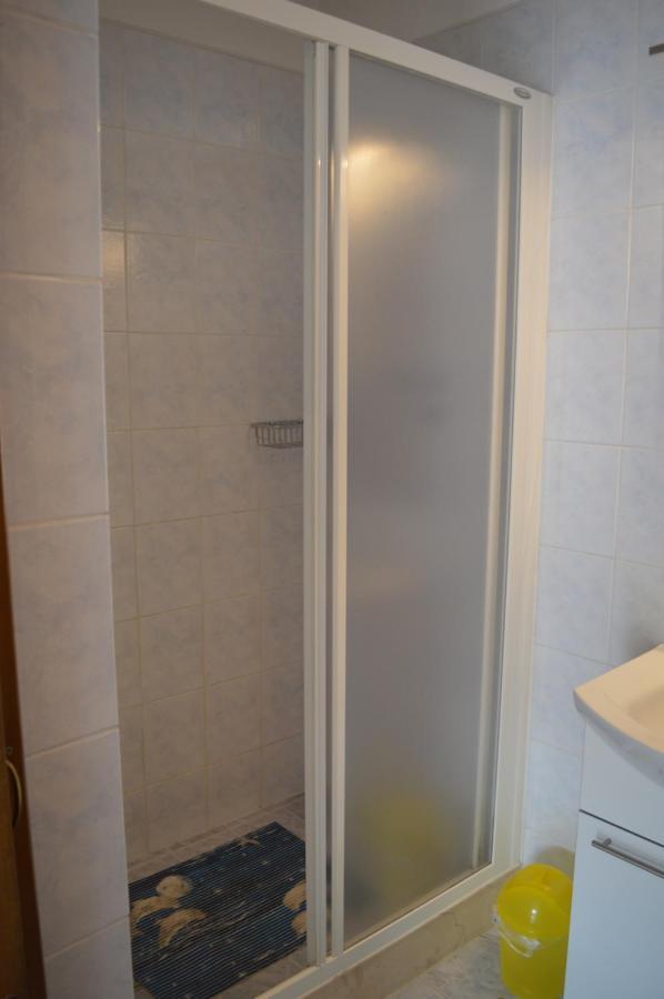 Rooms & Apartments Kvasic Krk Town Extérieur photo