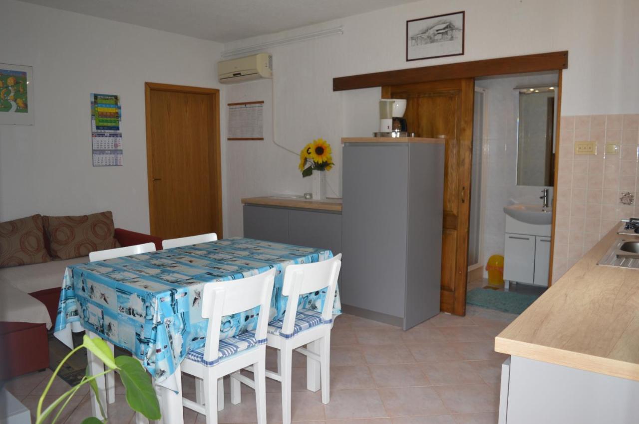 Rooms & Apartments Kvasic Krk Town Extérieur photo