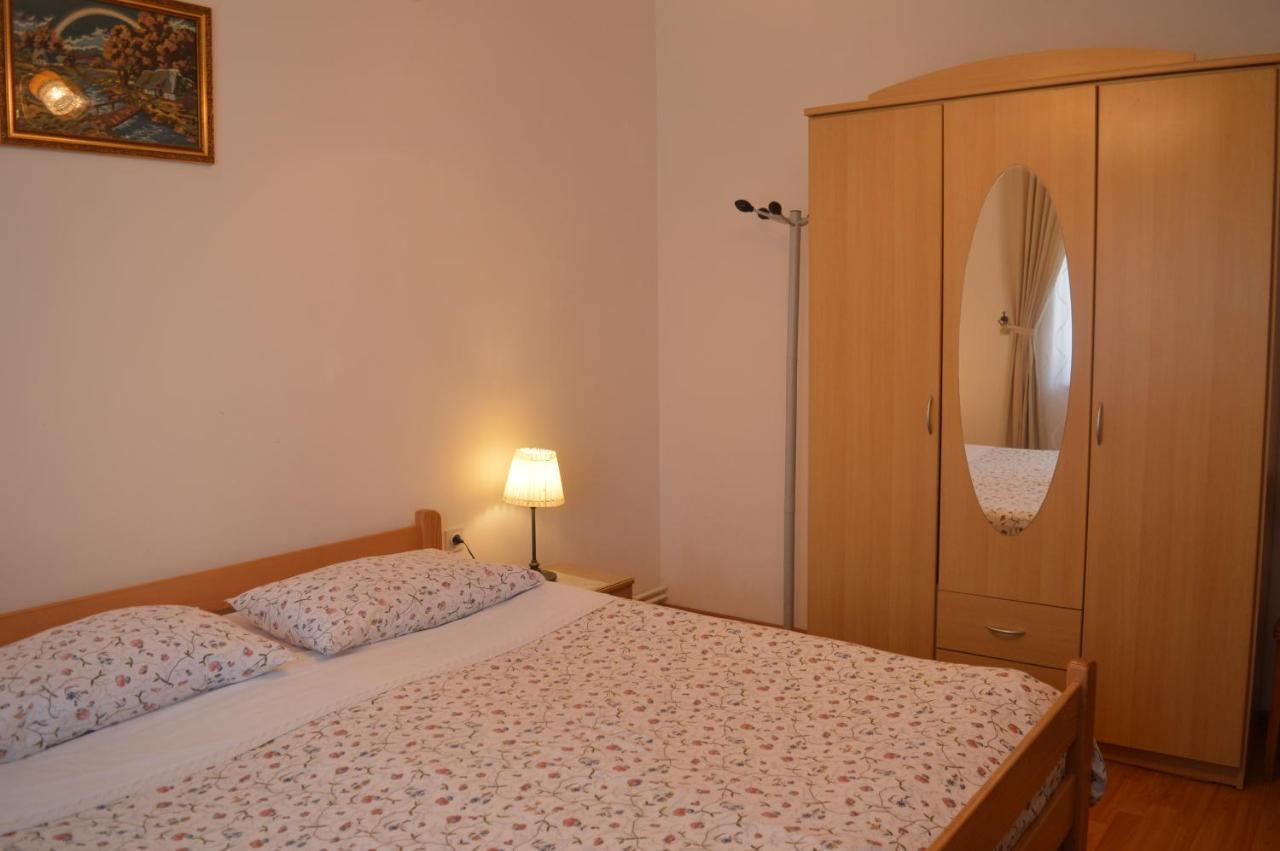 Rooms & Apartments Kvasic Krk Town Extérieur photo