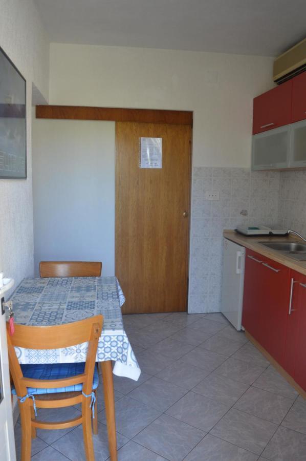 Rooms & Apartments Kvasic Krk Town Extérieur photo