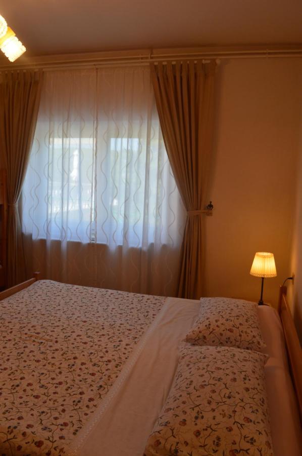 Rooms & Apartments Kvasic Krk Town Extérieur photo