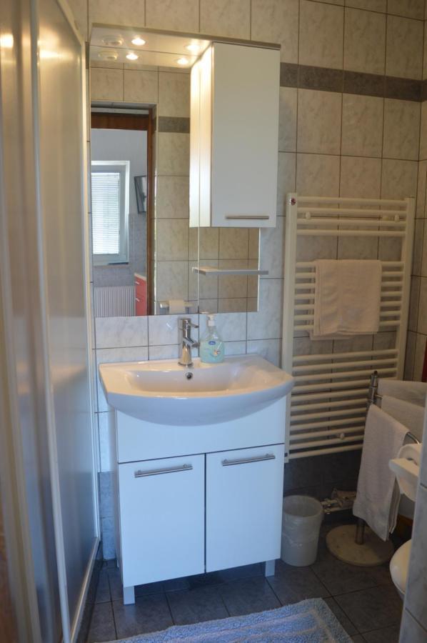 Rooms & Apartments Kvasic Krk Town Extérieur photo