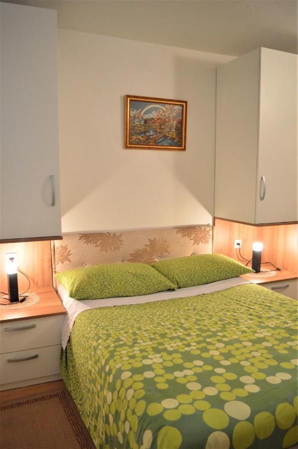 Rooms & Apartments Kvasic Krk Town Extérieur photo