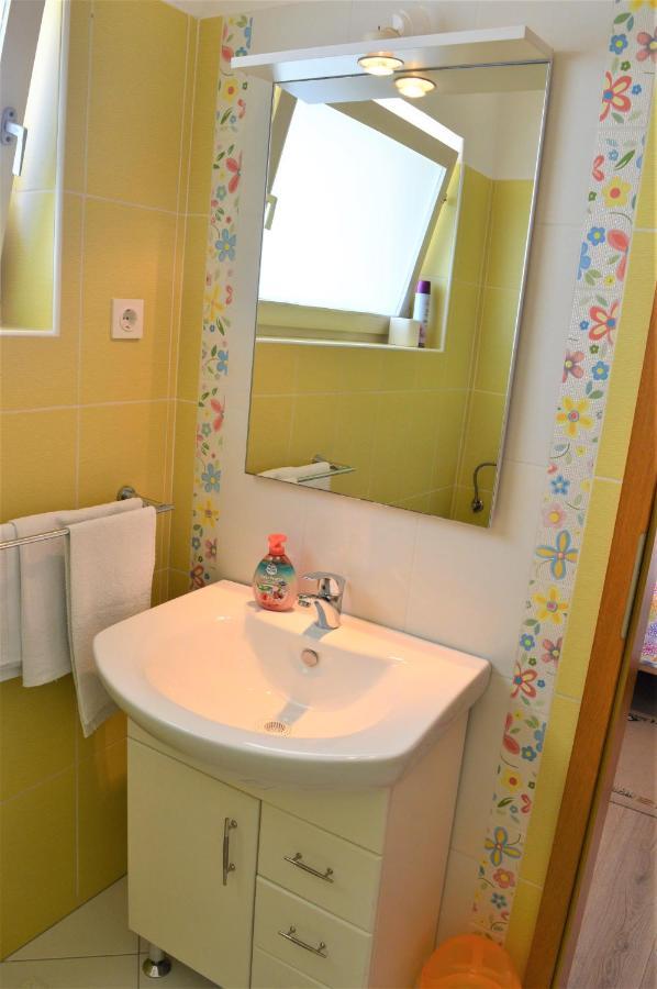 Rooms & Apartments Kvasic Krk Town Extérieur photo