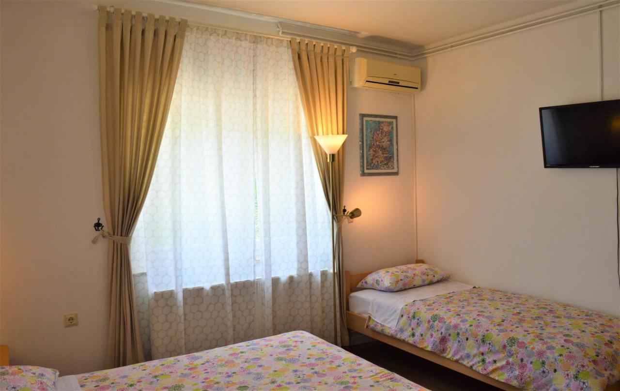 Rooms & Apartments Kvasic Krk Town Extérieur photo